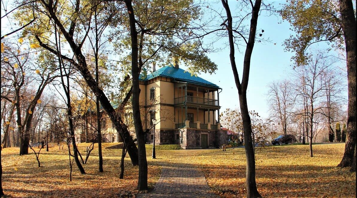 Loshitsa Park manor in autumn