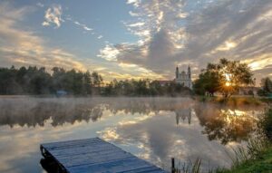 Церковь у озера, летний отдых в Беларуси