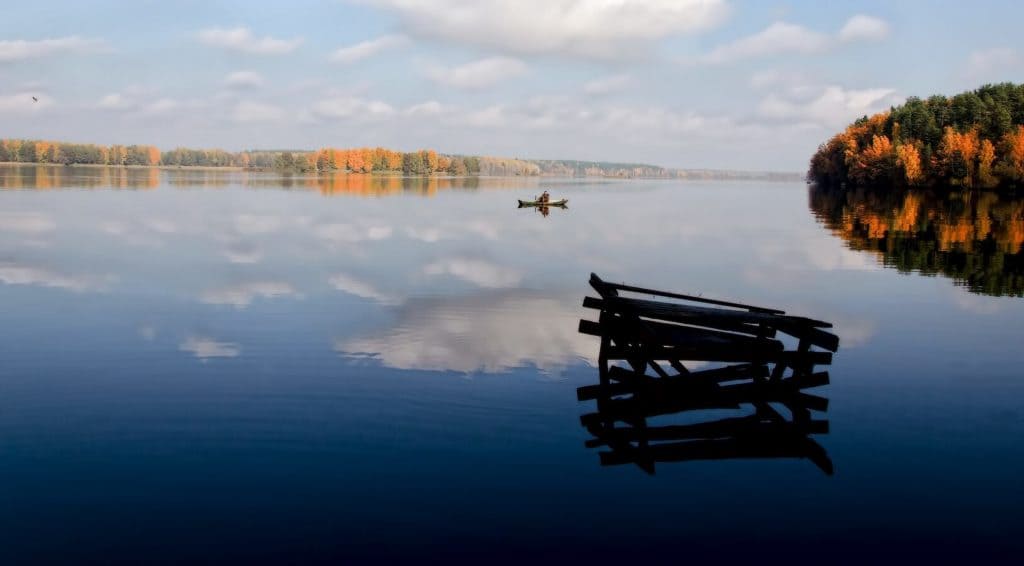 Лодка на озере, природа Беларуси летом