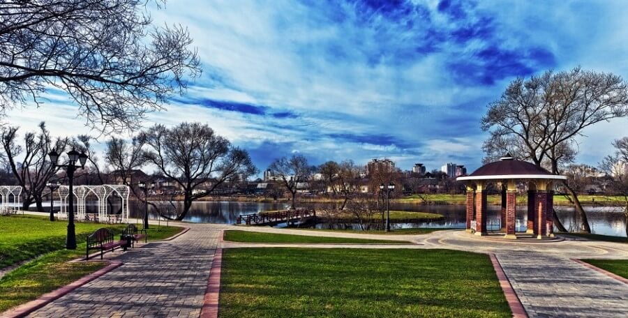 Loshitsky Park panorama