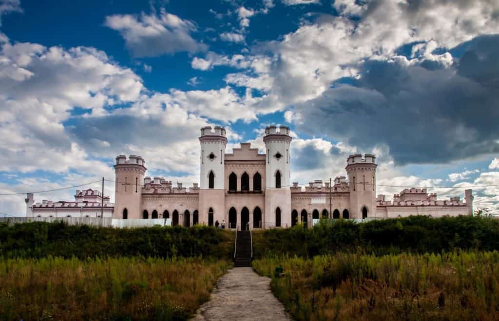 Дворец Пусловских в Коссово издалека, легенды, история и как посетить