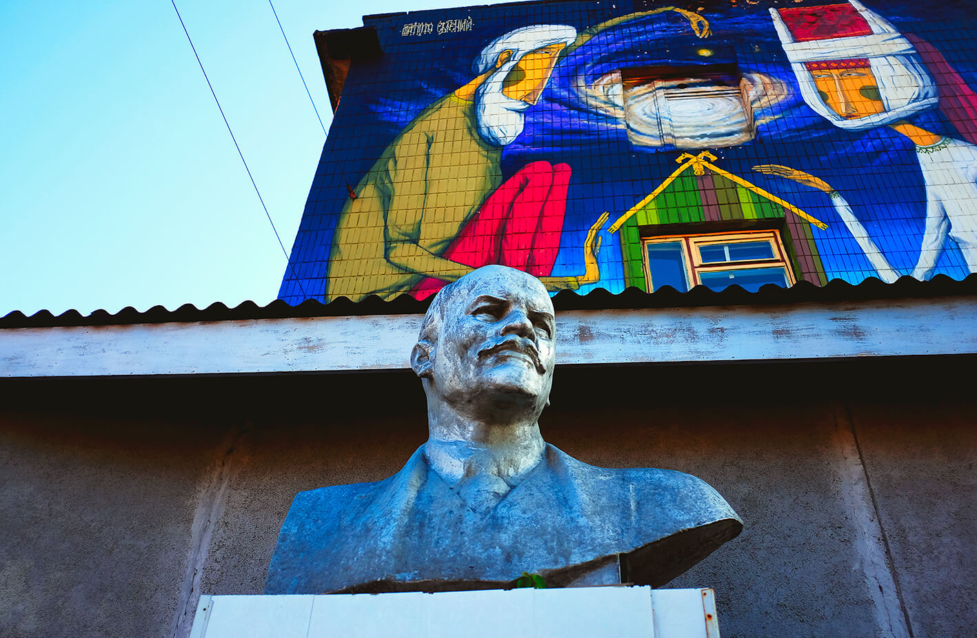 Lenin statue and street art in Minsk