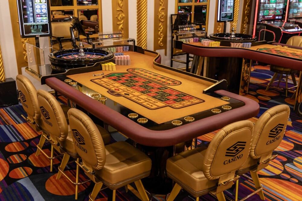 H Casino Минск казино зал, стол с рулеткой