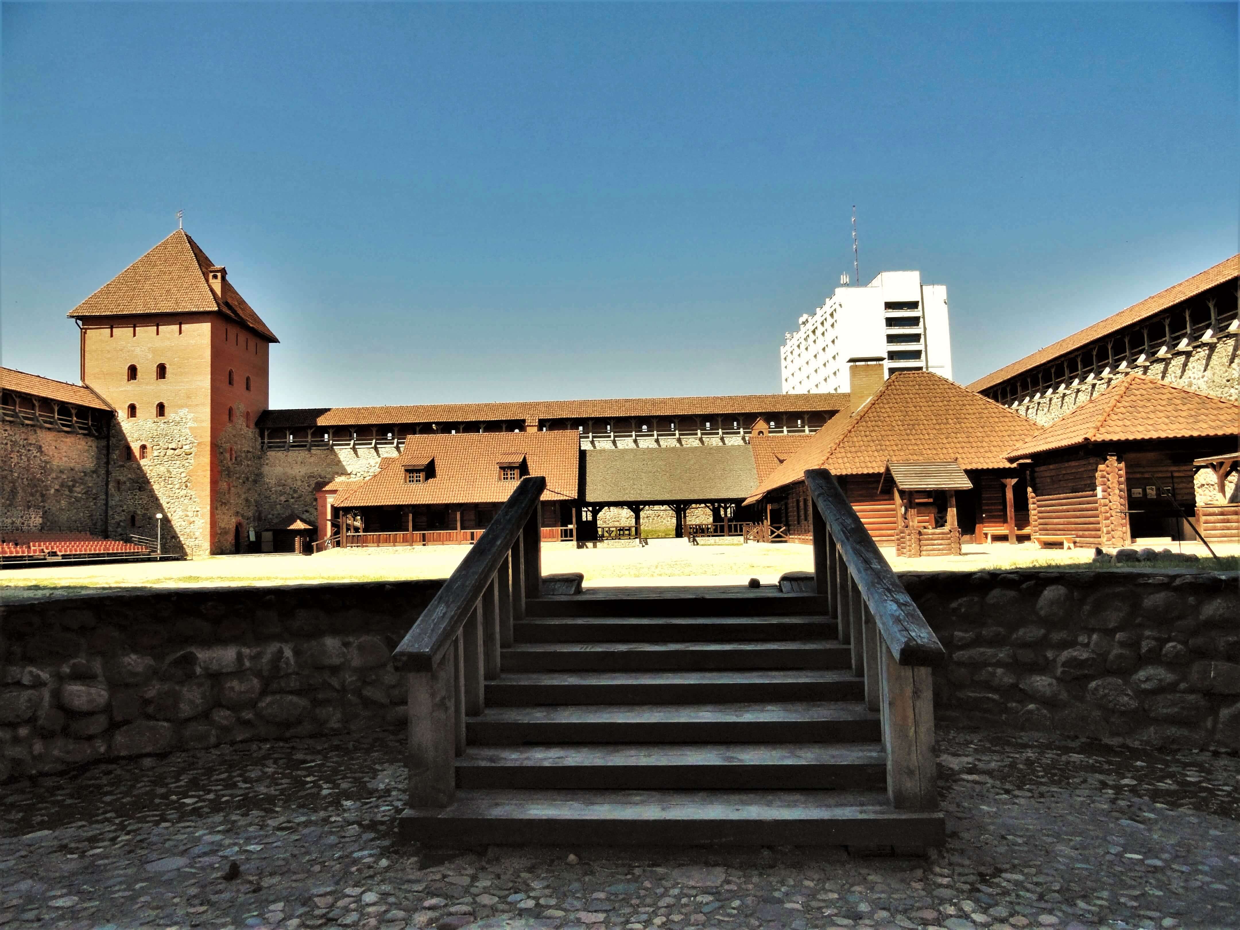 Лестница и площадка внутри Лидского замка
