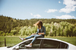 Девушка на крыше машины, путешествие по Беларуси на арендованном авто