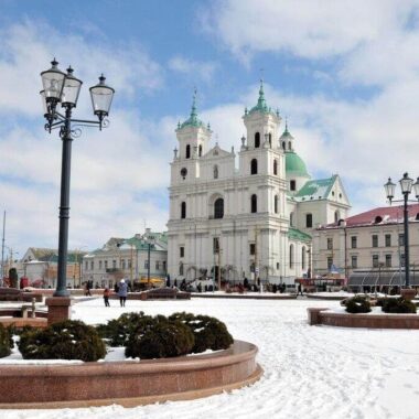 Главная площадь Гродно с кафедральным собором в снегу зимой