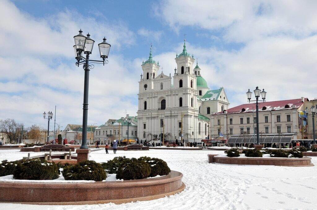 Главная площадь Гродно с кафедральным собором в снегу зимой